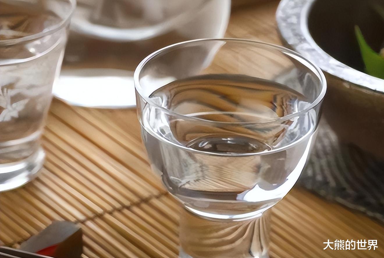酒桌上的酒不会选？这5款平价又好喝的白酒，让你轻松拿捏人心