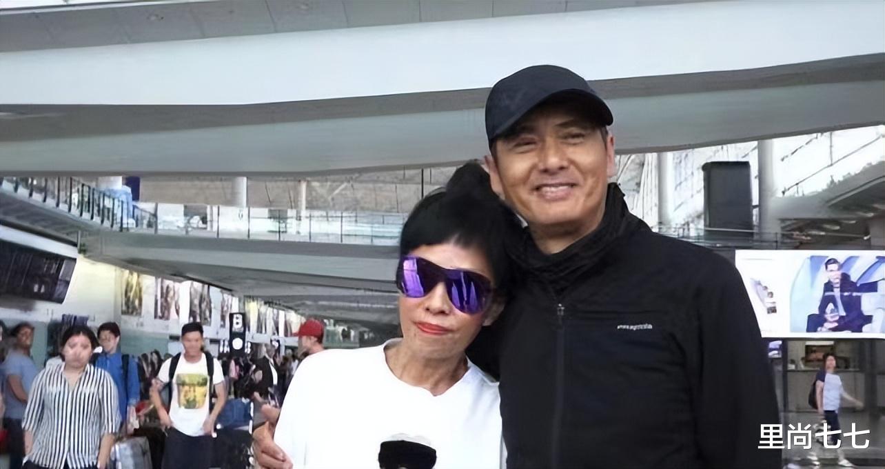 郭晶晶 周润发的二婚老婆真会扮嫩啊，但锅盖刘海略显浮夸，小身板太单薄
