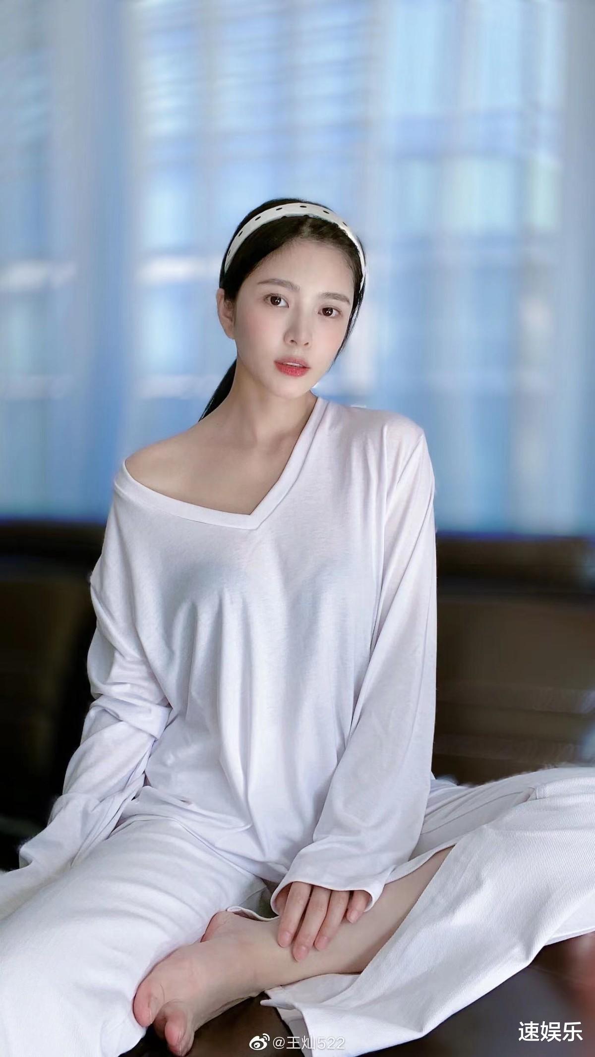 王灿|杜淳妻子王灿皮肤松弛，皱纹明显，原来营销的美都靠滤镜！