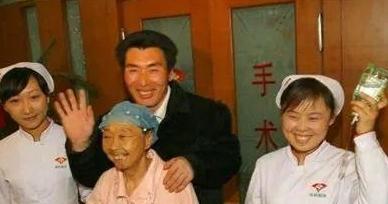 李玉成|马玉琴围着红肚兜直播,额前的头发疑似被拔光,在镜头前强颜欢笑