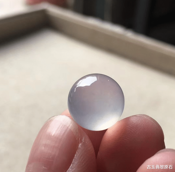 翡翠|30万买进的一块料子，切开的那一刻我就知道必涨无疑，成品更是惊艳众人！