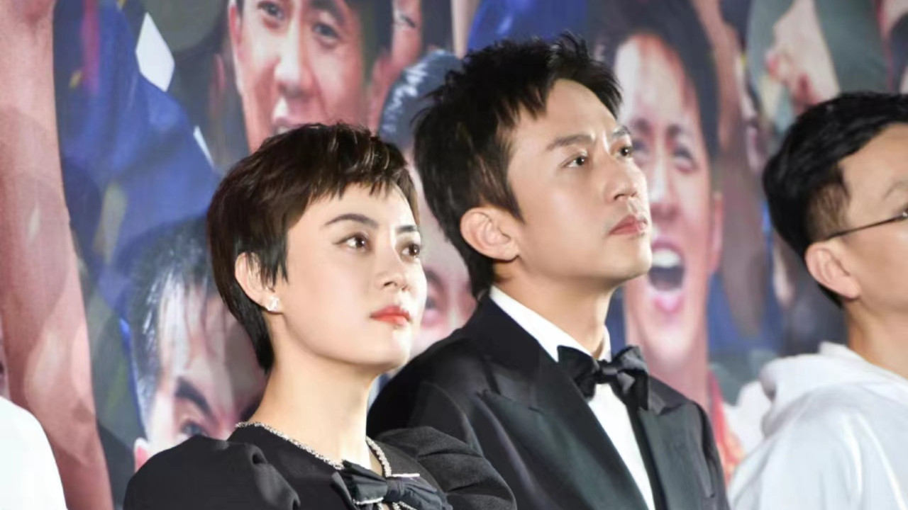 邓超|邓超夫妇出席新电影首映礼，孙俪穿黑色套装裙，精致又优雅！