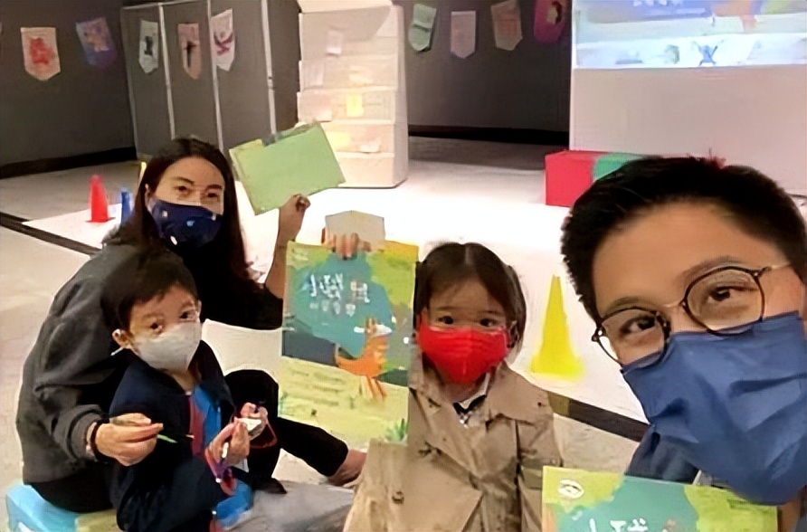 |霍启刚送花为晶晶庆祝母亲节,三个孩子围着妈妈递礼物,幸福洋溢