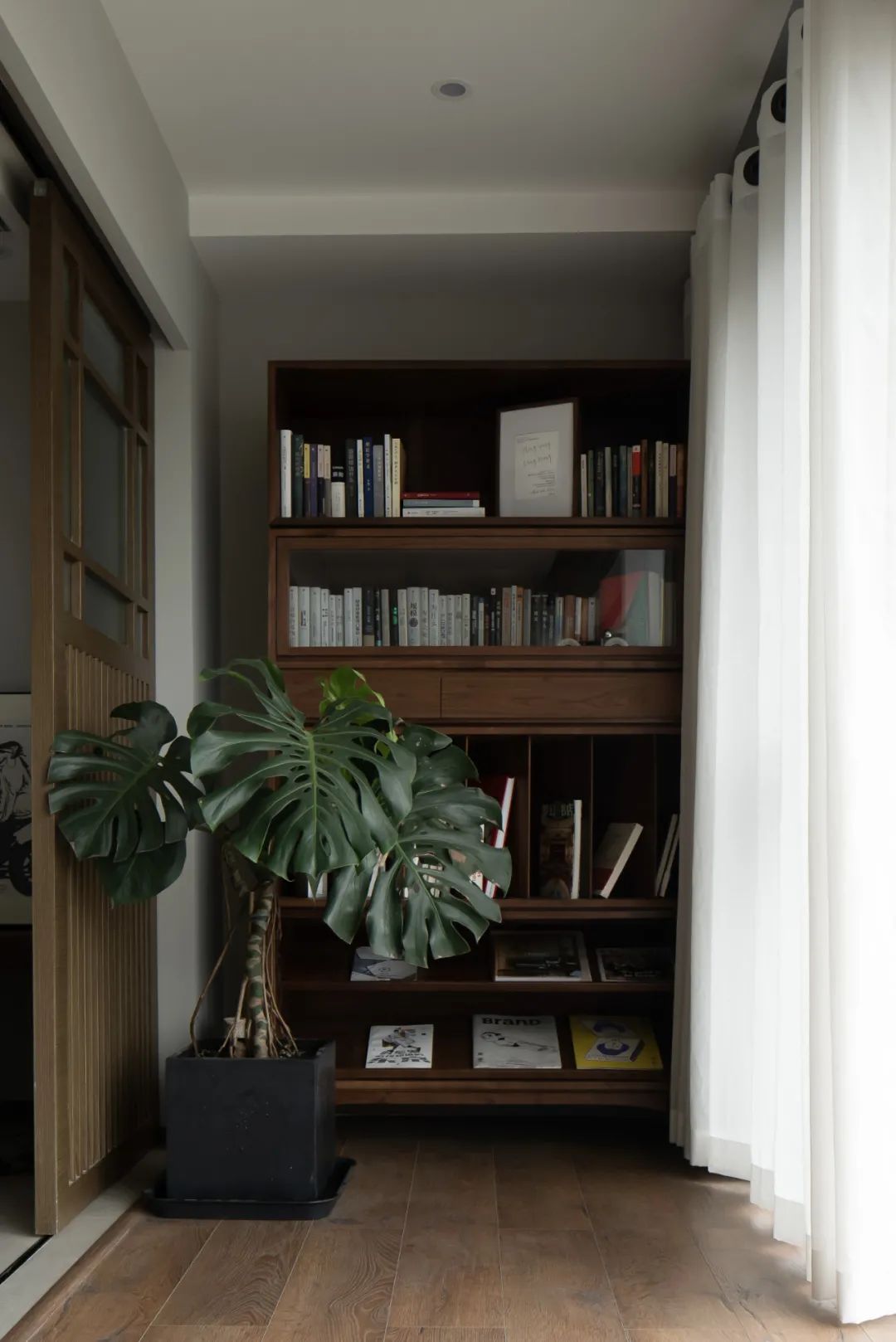 110㎡简约风,雾化壁炉+几何线条,简化空间功能,回归生活本质!