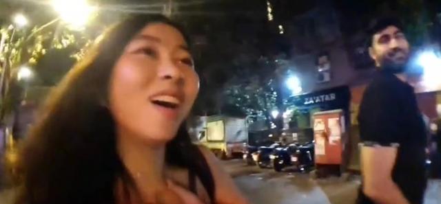 韩国网红在印度直播时被陌生男子强吻,对方还想拉她上车!