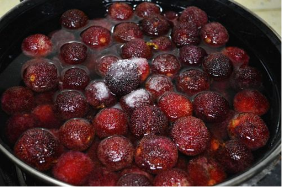 洗杨梅,用清水直接洗,等于吃虫卵!果农教我3招,虫卵跑光光