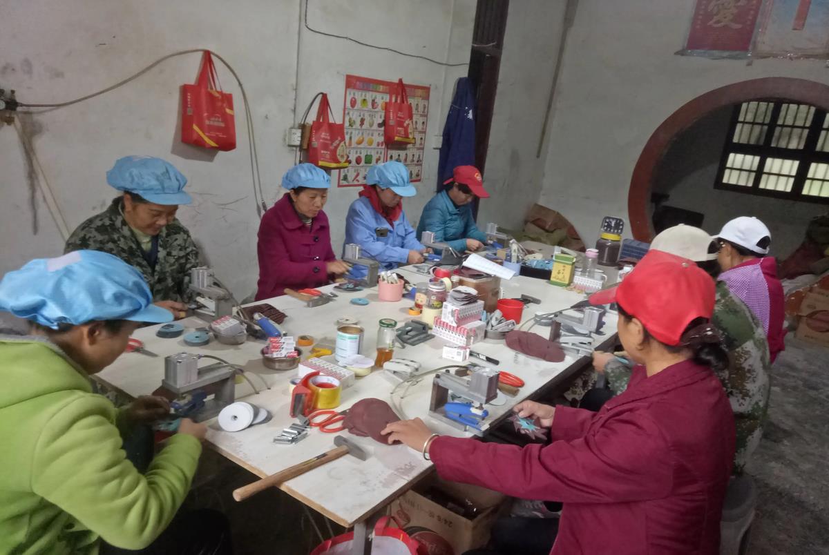 周群飞:靠“玻璃”赚427亿成女首富,早年嫁老板,后嫁自家司机