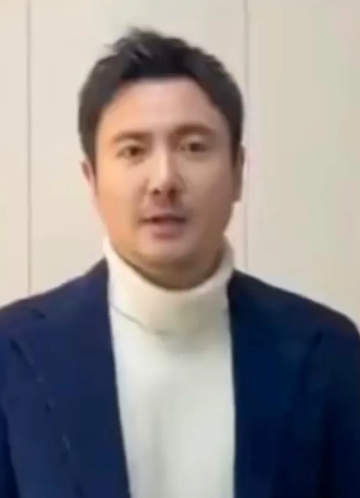 沈腾|沈腾五官立体，圆嘟嘟的脸蛋也不见了，整体看上去帅了很多。