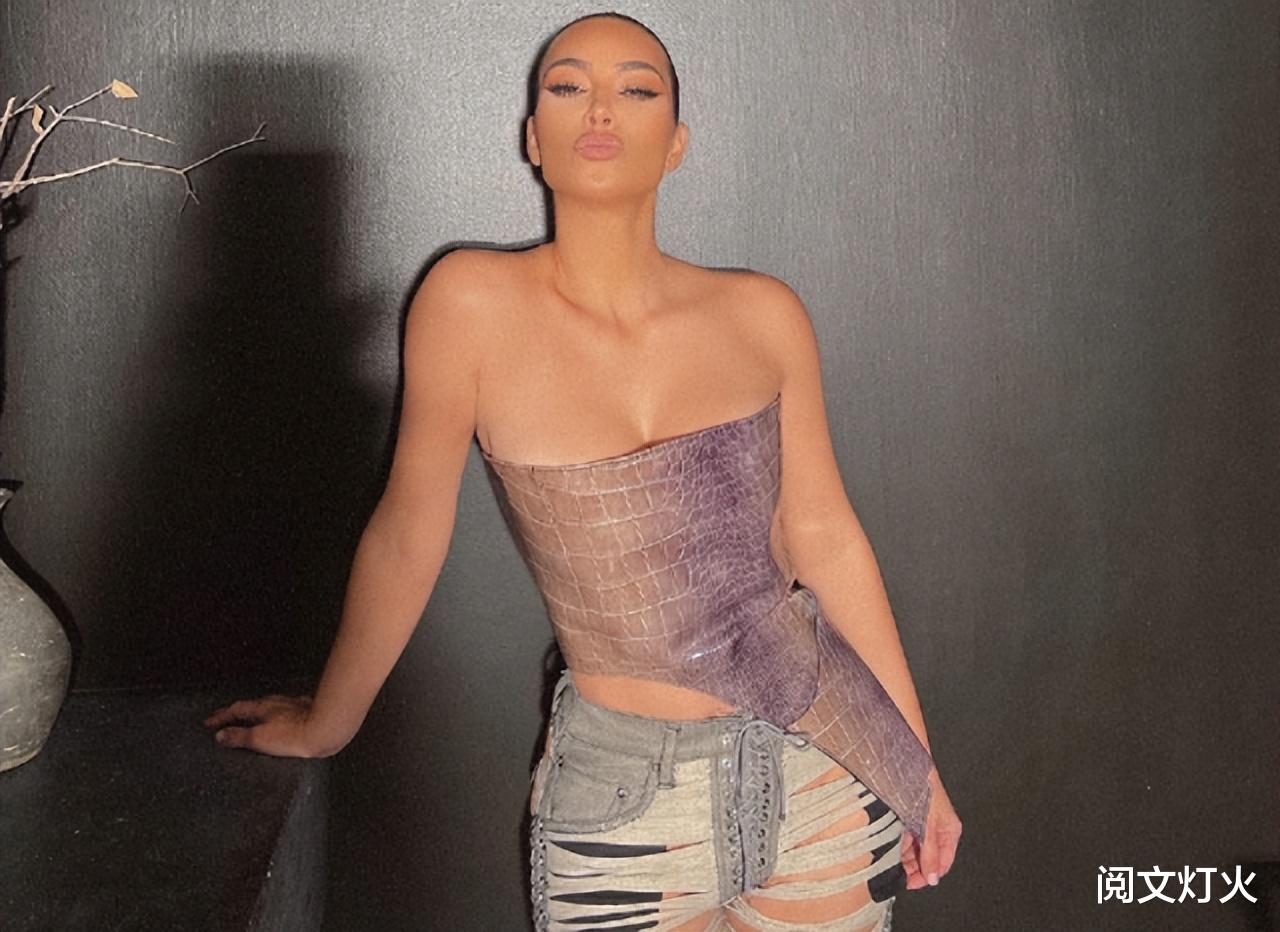 金·卡戴珊|卡戴珊离婚后气场全开!时尚感爆棚,颜值身材完美,前夫直言后悔