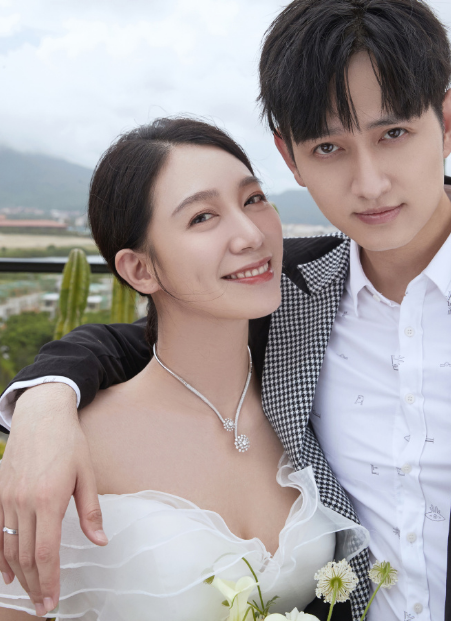 马可|“杀阡陌”马可罕晒照秀幸福，抱1岁儿子春游踏青，父爱满满