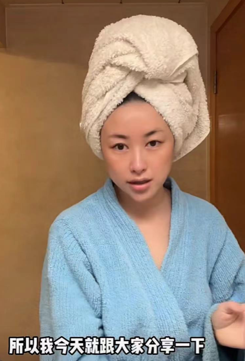 朱珠|37岁朱珠大方分享内衣！穿灰色紧身衣秀事业线，皮肤白嫩酒窝抢镜