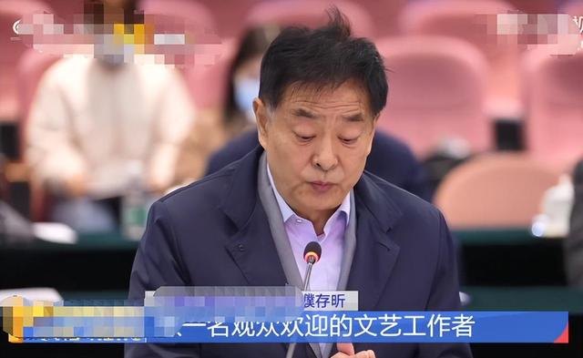 濮存昕|69岁濮存昕现身马场引围观！打扮儒雅身姿挺拔，与咏梅兴奋热聊