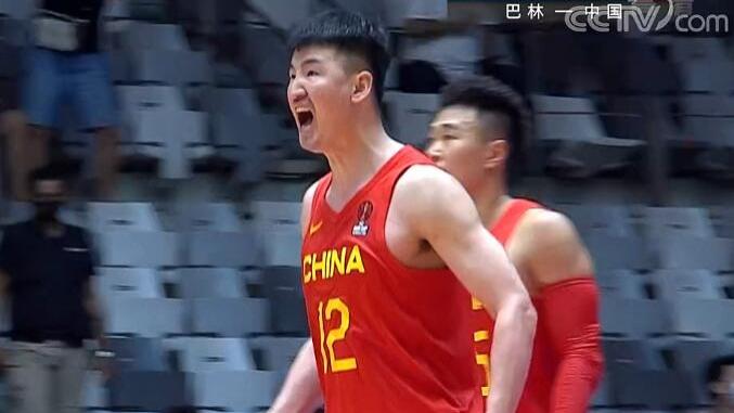 中国男篮|中国男篮热血一幕！12号成为英雄，青筋暴起，仰天怒吼，1分险胜