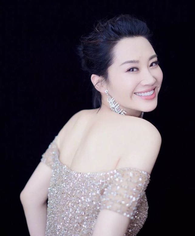 女人到50岁不想被叫“大妈”，许晴这4点值得学习，减龄又有气质