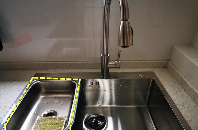 压根不纠结厨房水槽选单还是双,安装可移动的子母槽,可随意切换