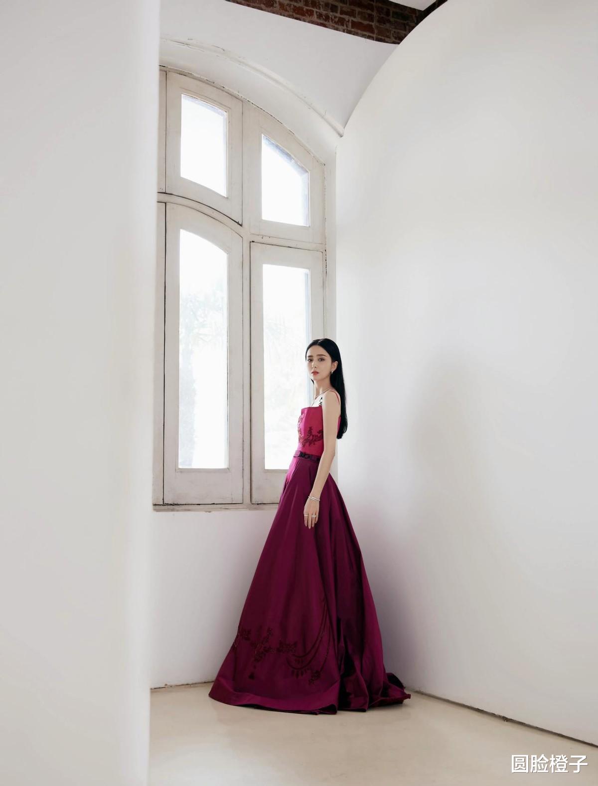 佟丽娅|佟丽娅身形好挺拔,一身玫红色礼服裙靓丽明艳,一头黑发宛如瀑布