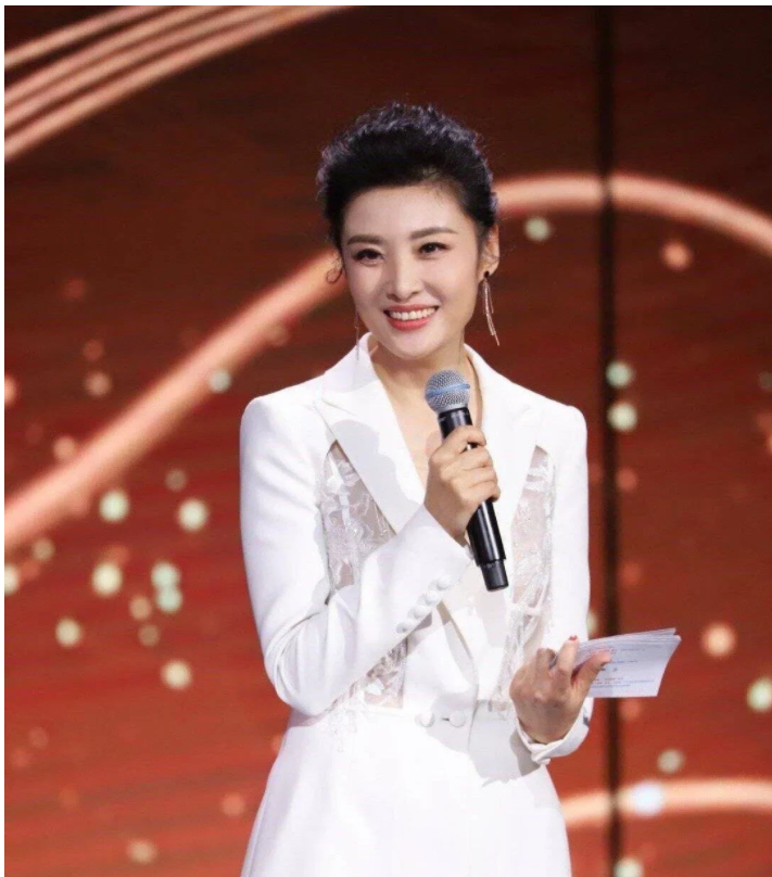 周涛|2002年,央视一姐周涛回到家,看着锅碗瓢盆忙碌的老公姚科