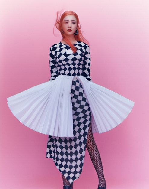 佟丽娅|38岁佟丽娅穿西装秀腹肌好，染粉色发穿渔网袜，打造时尚潮流