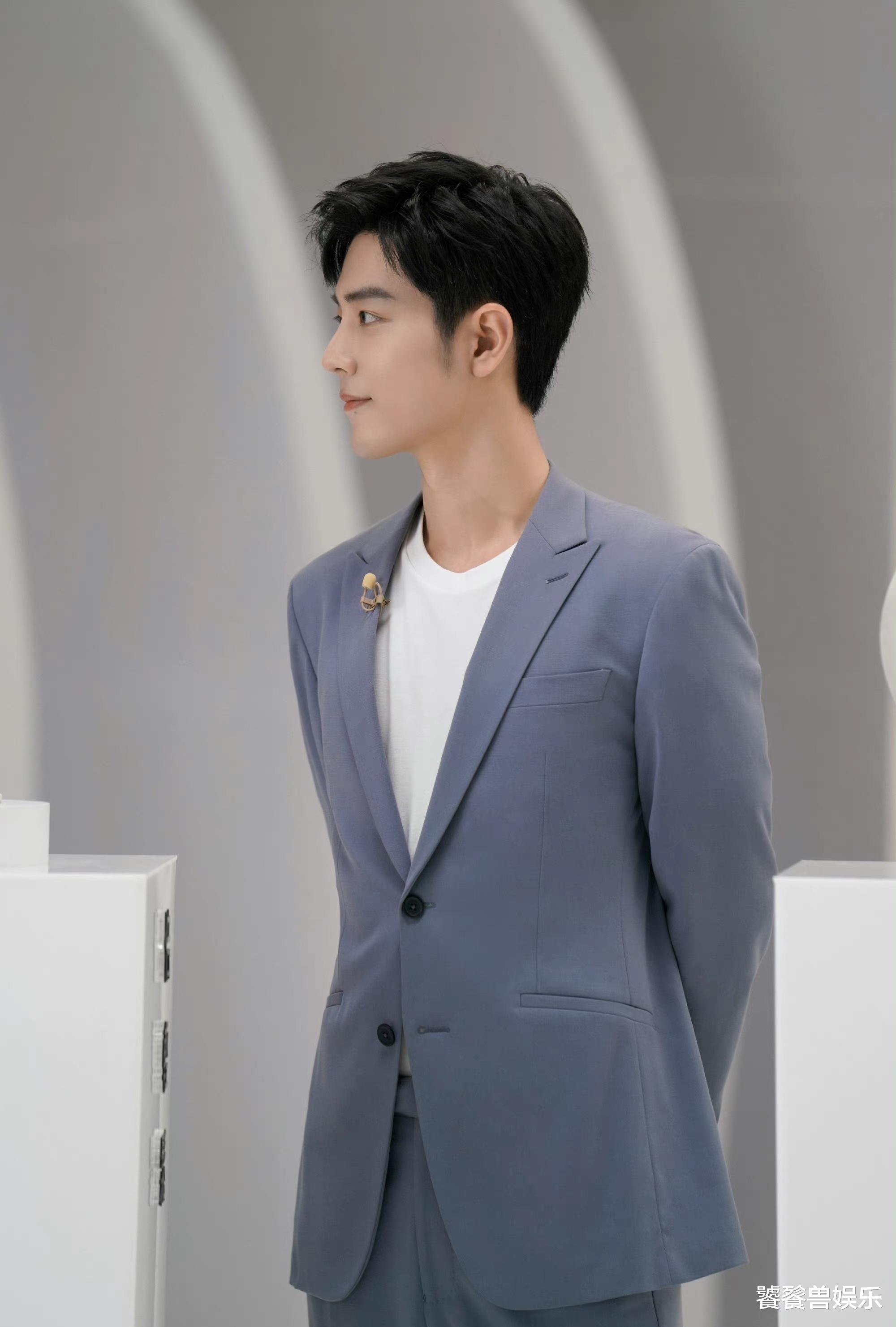 |肖战直播怼脸好绝,风波过后笑容都变了样,穿一套新西装更显身材