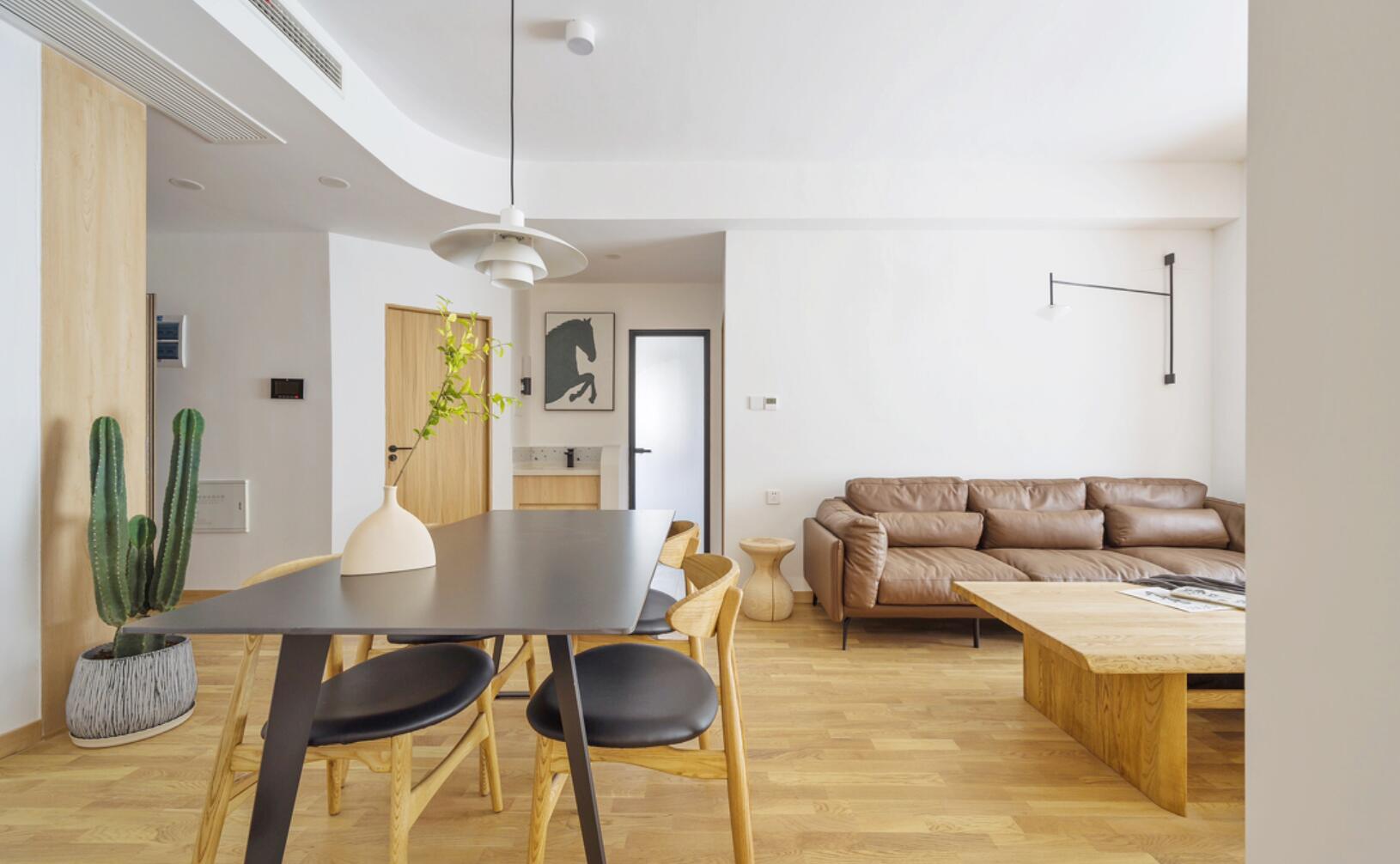 只是改个门洞，立马就让空间大10㎡，她92㎡新家，清爽又干净