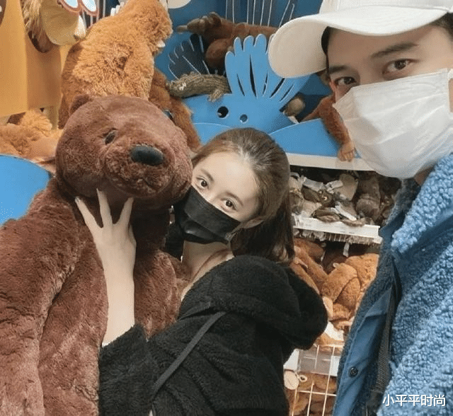 李一桐|44岁偶像男主婚纱照曝光，小19岁娇妻身材火辣，已在北京买婚房