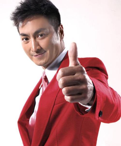 钟嘉欣|62岁港星何家劲内地捞金!坐着商演排场大,在惠州办厂身家过亿