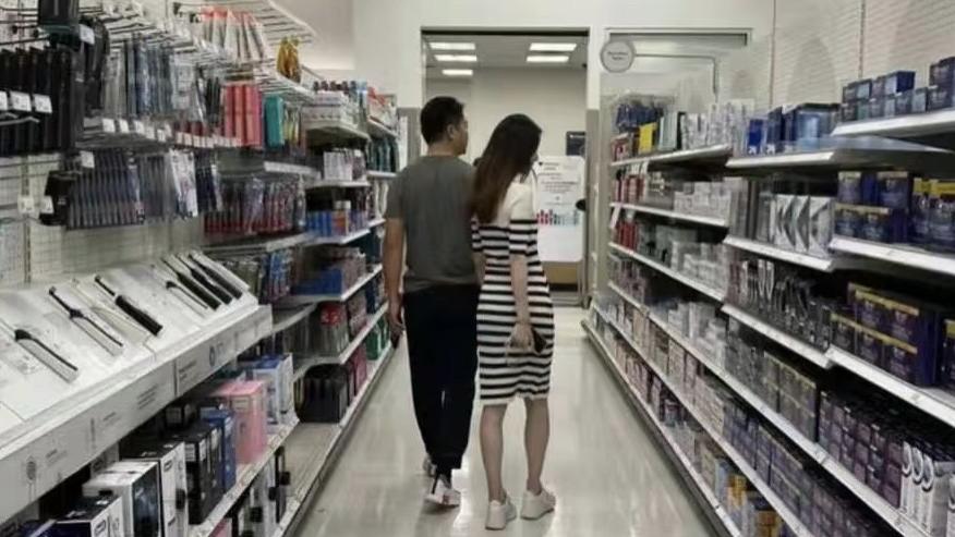 章泽天|章泽天孕肚明显，和刘强东逛国外超市，看上去非常恩爱！