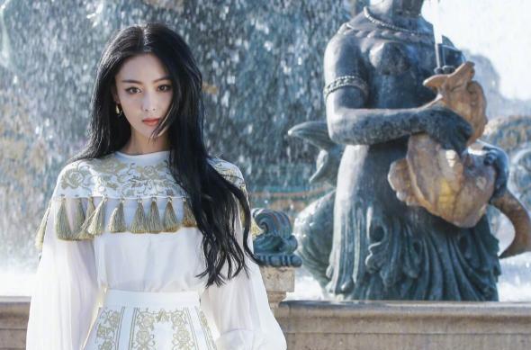 张馨予|张馨予送别探班老公，蹲马路边嗦粉，不顾形象，动作豪迈接地气