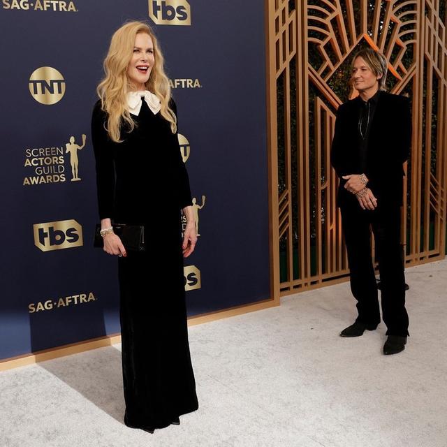 妮可·基德曼 妮可基德曼54岁了还如此优雅，穿黑色收腰礼服气质高贵，红唇好美