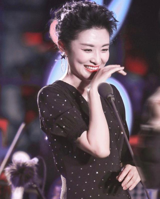 周涛|前央视主持人周涛：曾连续16年担任春晚主持人，现在人生状况如何