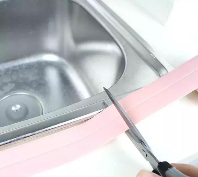 日本的卫生间那叫一个先进,尤其是马桶周围设计非常人性化