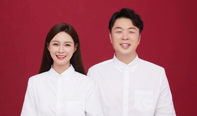 美丽|怀孕了？偶遇沈梦辰牵狗遛弯，小腹凸起身材圆润孕味足