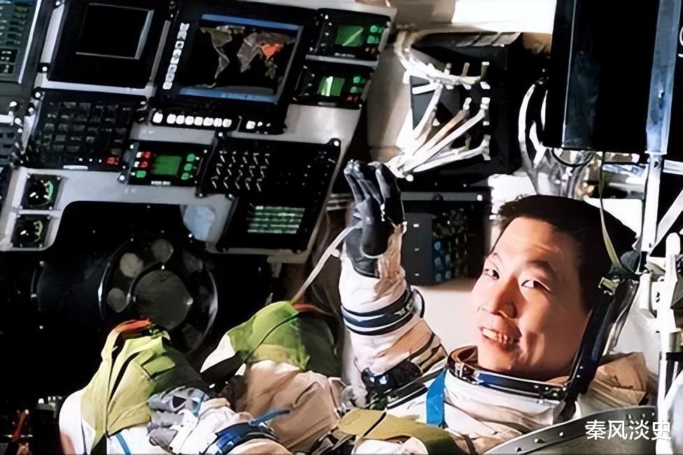 2003年神州五号进入太空后,杨利伟听到敲门声,后来才知其原因