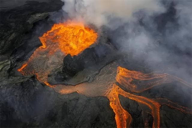 专家误判是“火山口”,男子花低价将其买下,结果家族成亿万富豪
