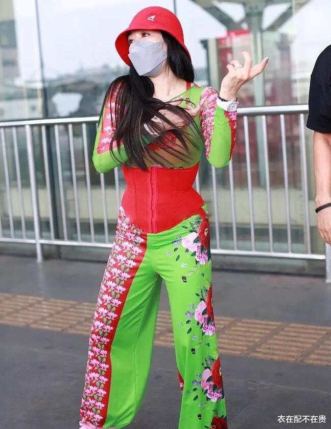 钟丽缇|钟丽缇的时尚看不懂，一身红配绿出其不意，网友：想和她撞衫都难