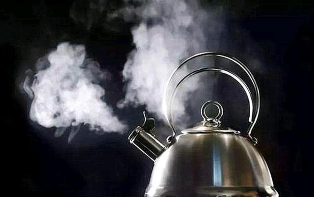 体内湿气重？身体或会向你“通风报信”，对照这3个表现，不妨自查一下