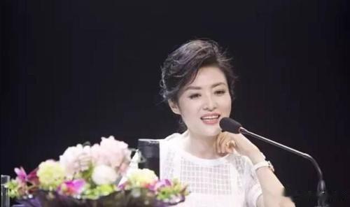 周涛|54岁周涛在高铁站低调排队!素颜出镜遮挡严实,低头玩手机太专注