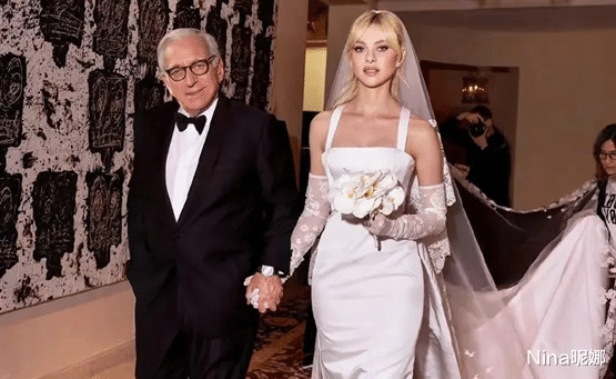 贝克汉姆儿媳逛街，穿吊带配10cm高跟打扮清凉，儿子穿衣邋遢好油腻