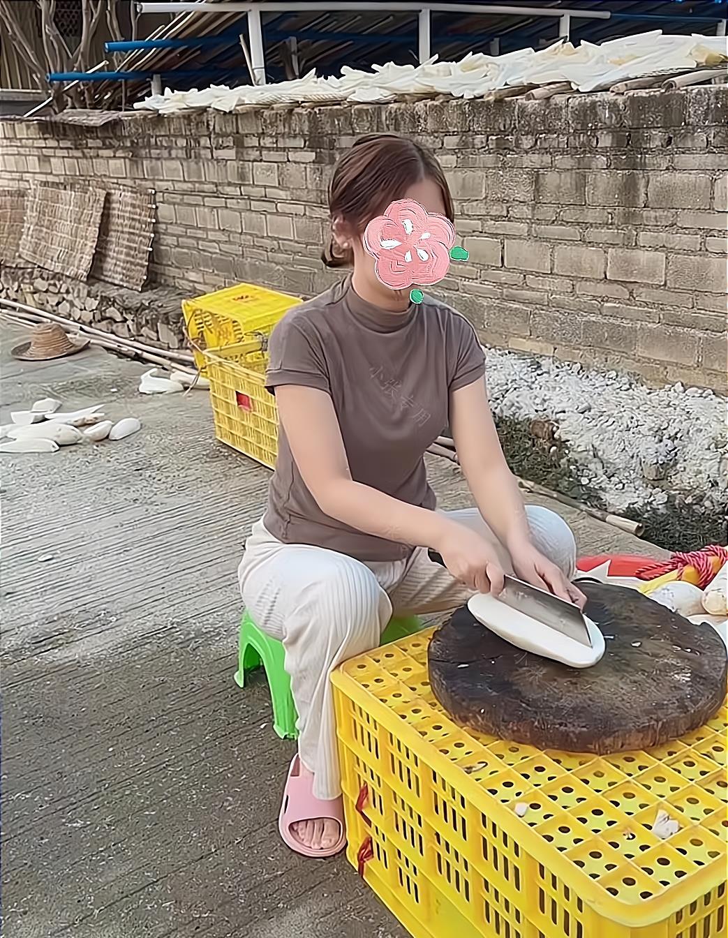 女子丝毫不顾他人的眼光,花80块钱买白萝卜,坐在家门口做萝卜干