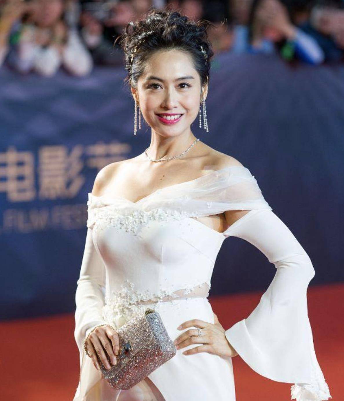 "牛奶裙"秀凹凸感太诱人,小姑娘看了都羡慕,朱茵穿衣好大胆 - 文化