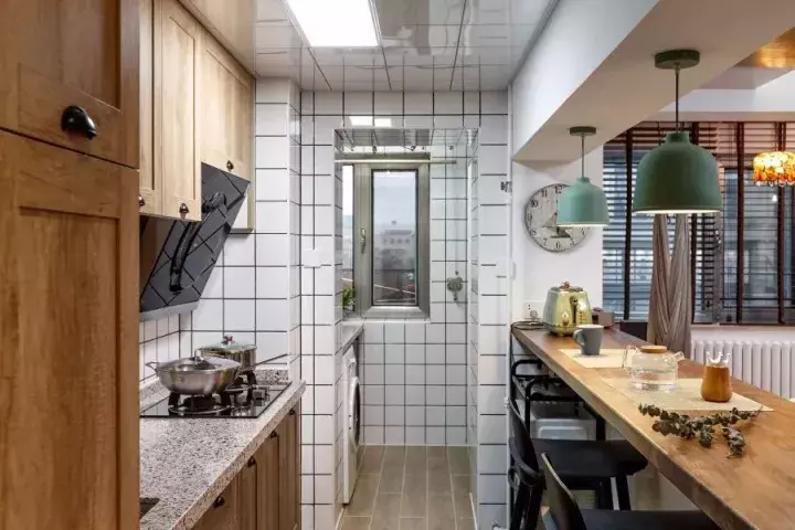 76平二居室,不规则玄关打造成展区,厨房开放式格局很独特