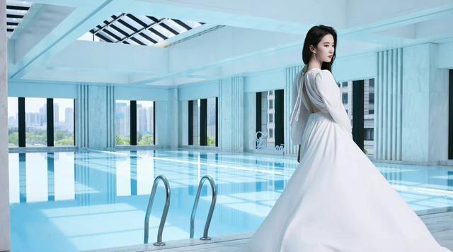 刘亦菲|仙女出街！刘亦菲武汉线下活动生图好美，一袭白裙优雅又贵气