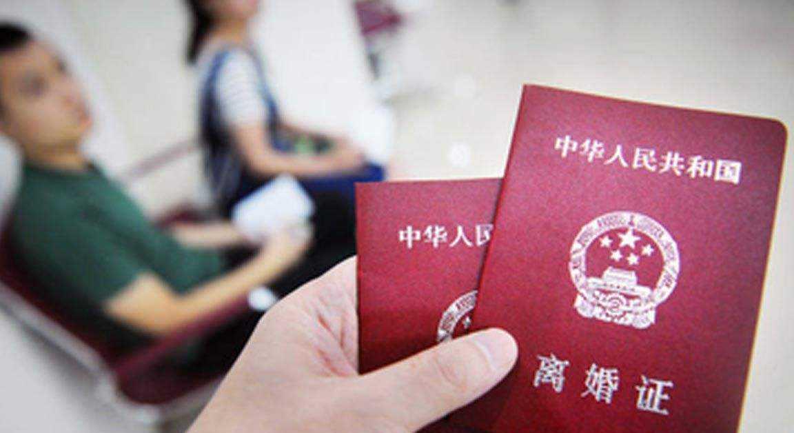 2021年,富商送出百万彩礼后突然失联,女友打开彩礼箱如遭电击