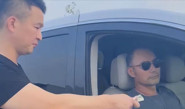 itzy|旭日阳刚11年后罕同框，一个捡废品一个收废品，遭质疑后怒骂网友