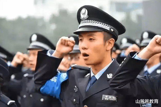 警校生辛辛苦苦努力4年,父亲却被判缓刑,未来该如何发展?