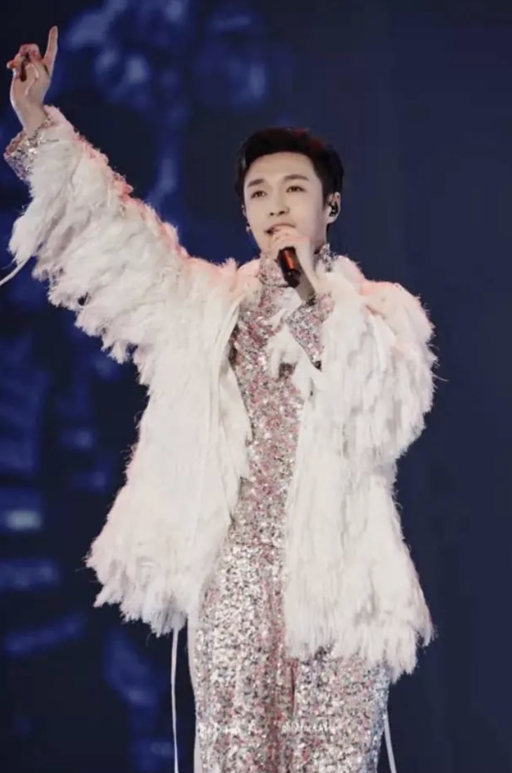 春晚|张艺兴现身央视虎年春晚彩排现场，张艺兴已经连续六年上春晚，还被央视主持人亲口称赞“春晚宠儿”