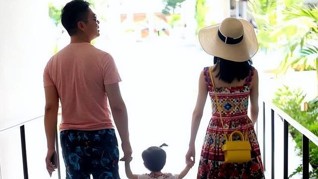 长安的荔枝|刘强东感染新冠，陪章泽天在家待产超贴心，发福明显嘴巴有点歪