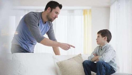 教师|家长在学校打骂孩子,当着老师的面!老师要不要管?两难