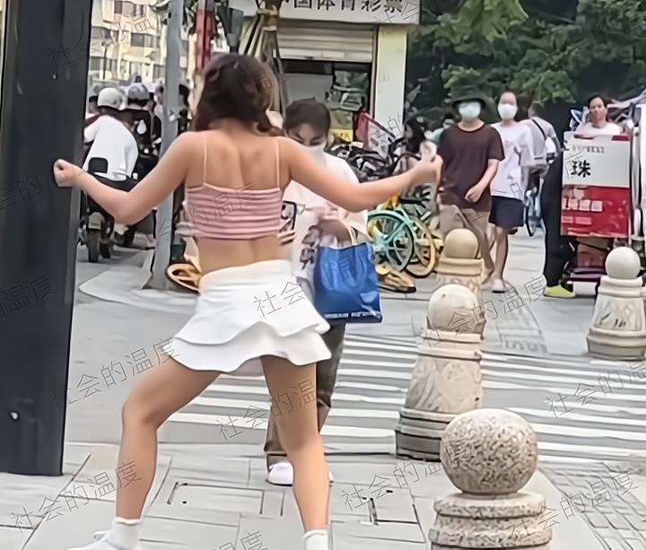 女孩在路口穿短裙跳舞，市民连看都懒得看，这种身材应该去搬砖