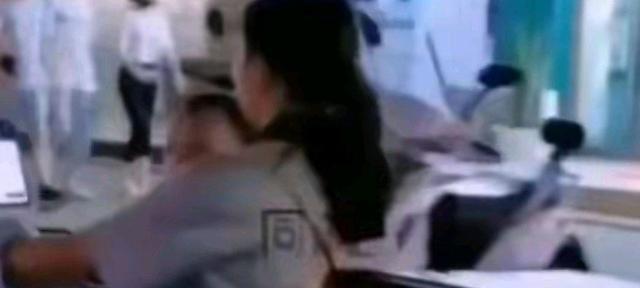 一女子的丈夫因车祸去世,婆婆拿到赔偿金后将她和女儿赶出家门